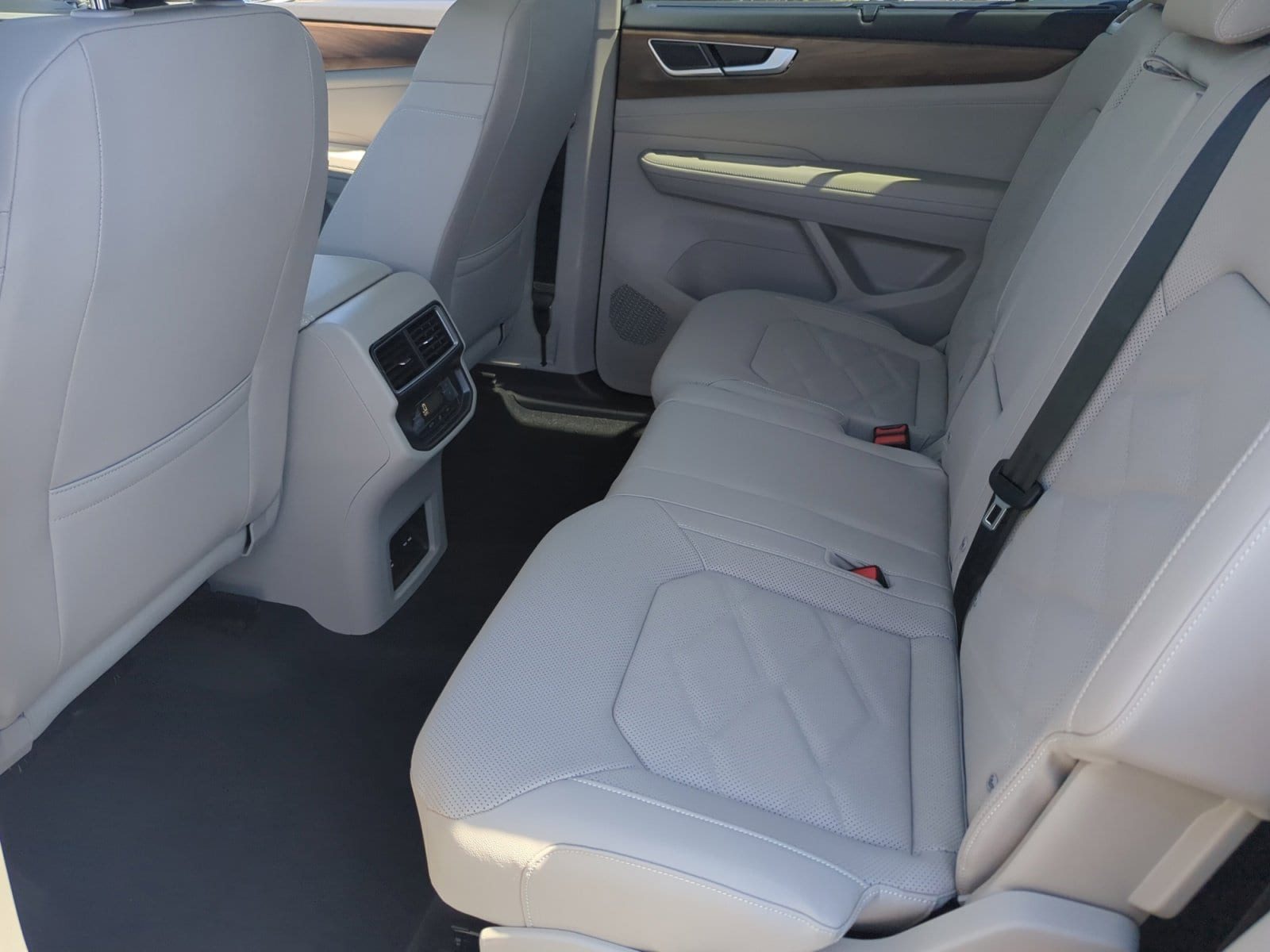 2026 Volkswagen Atlas SE w/Tech - Photo 17