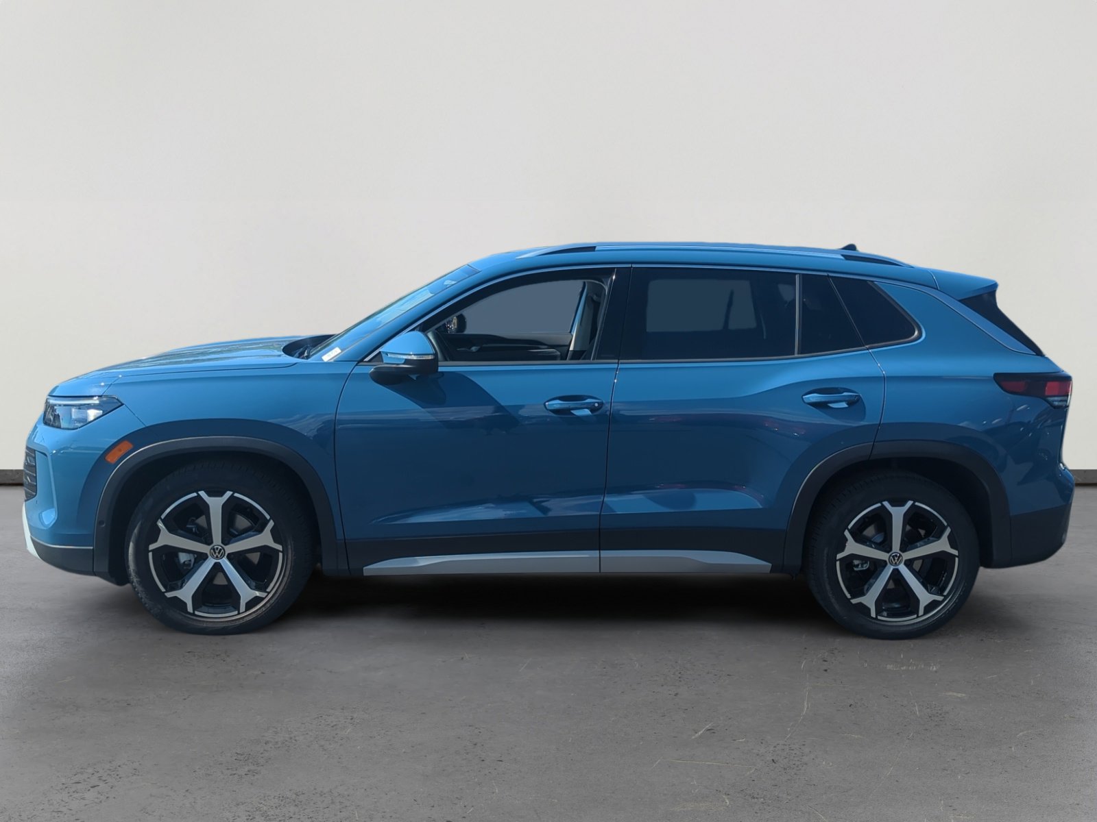 2025 Volkswagen Tiguan SE photo 2