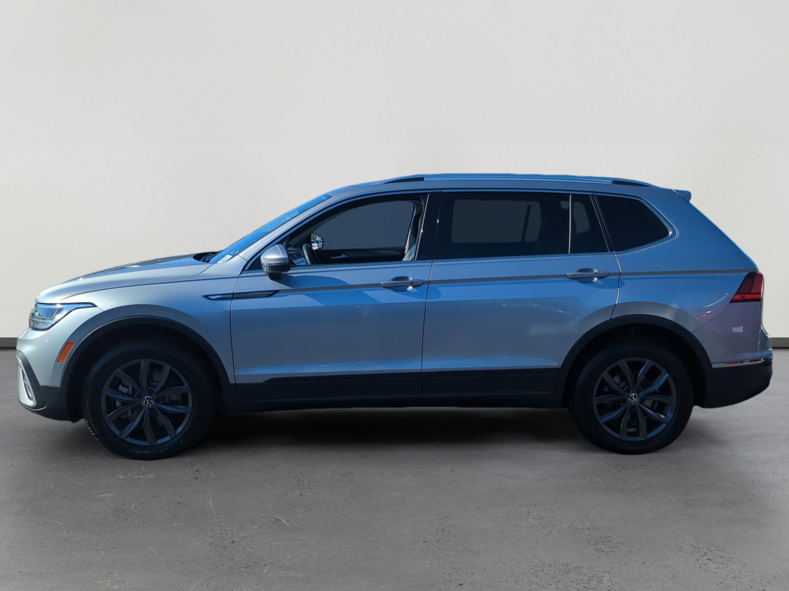 2023 Volkswagen Tiguan SE photo 2