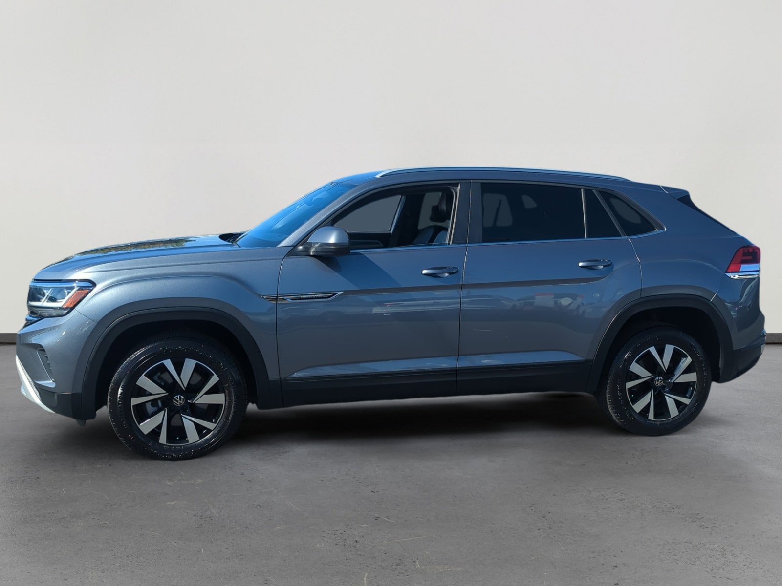 2022 Volkswagen Atlas Cross Sport SE photo 2