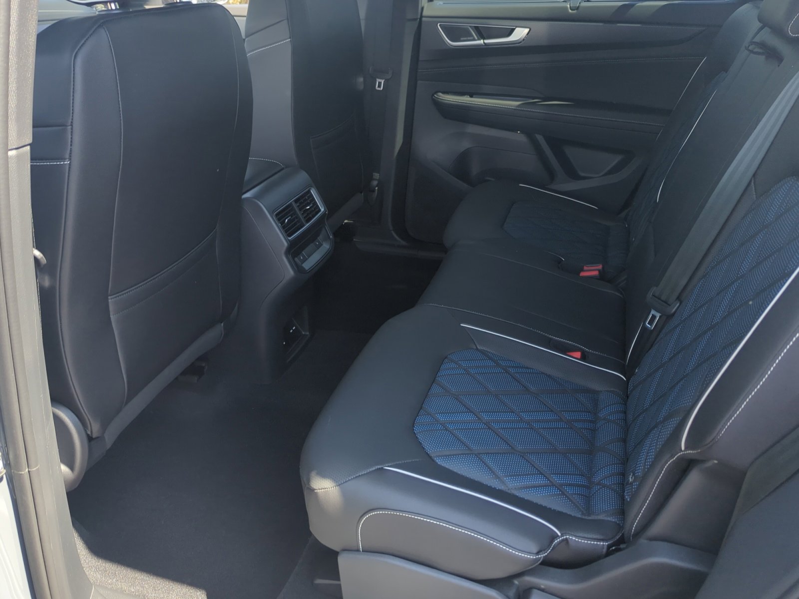 2026 Volkswagen Atlas Cross Sport SEL Premium R-LINE - Photo 17