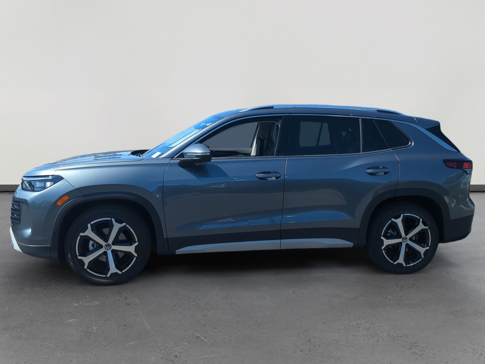 2025 Volkswagen Tiguan SE photo 2