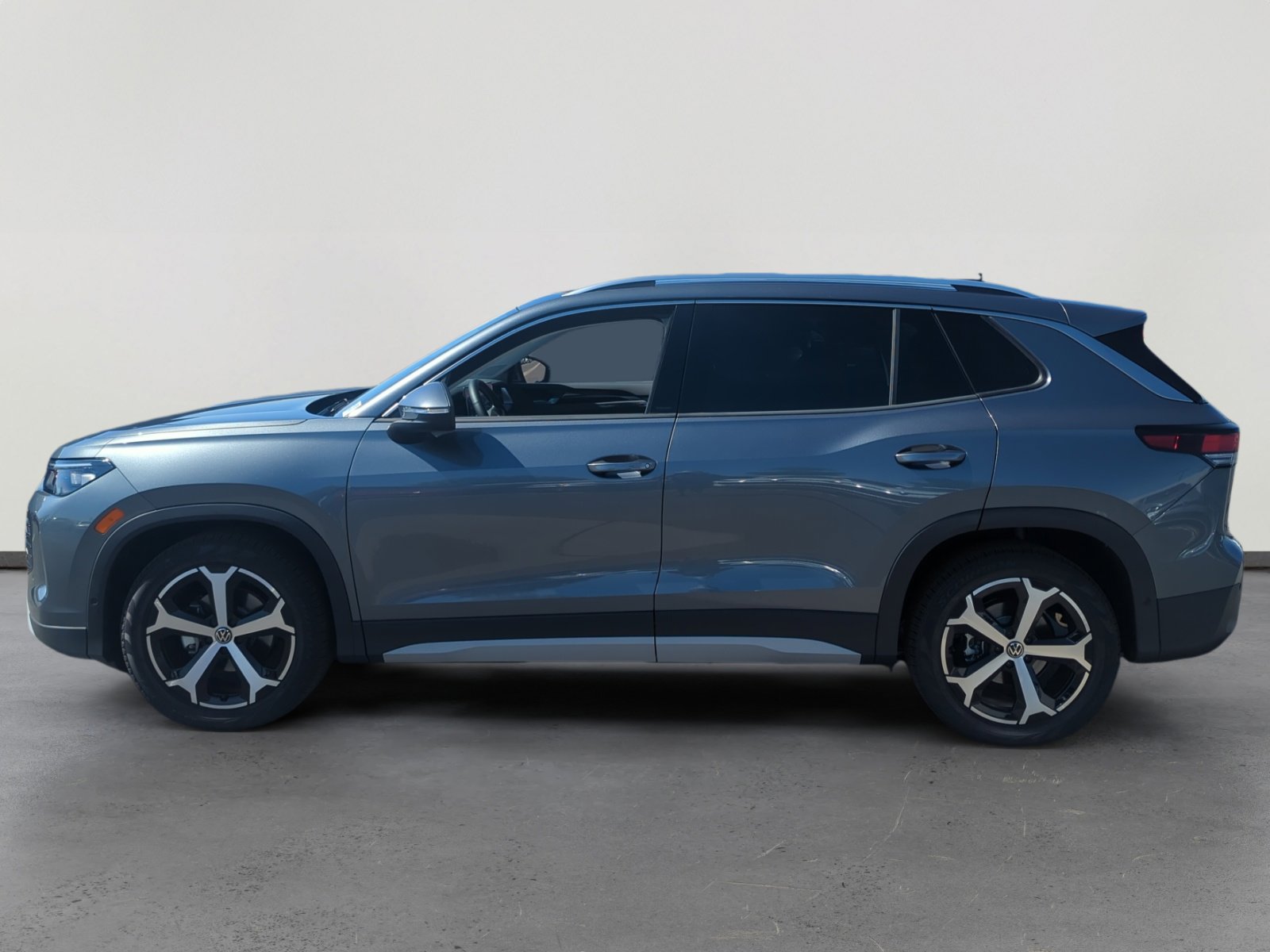2025 Volkswagen Tiguan SE photo 2