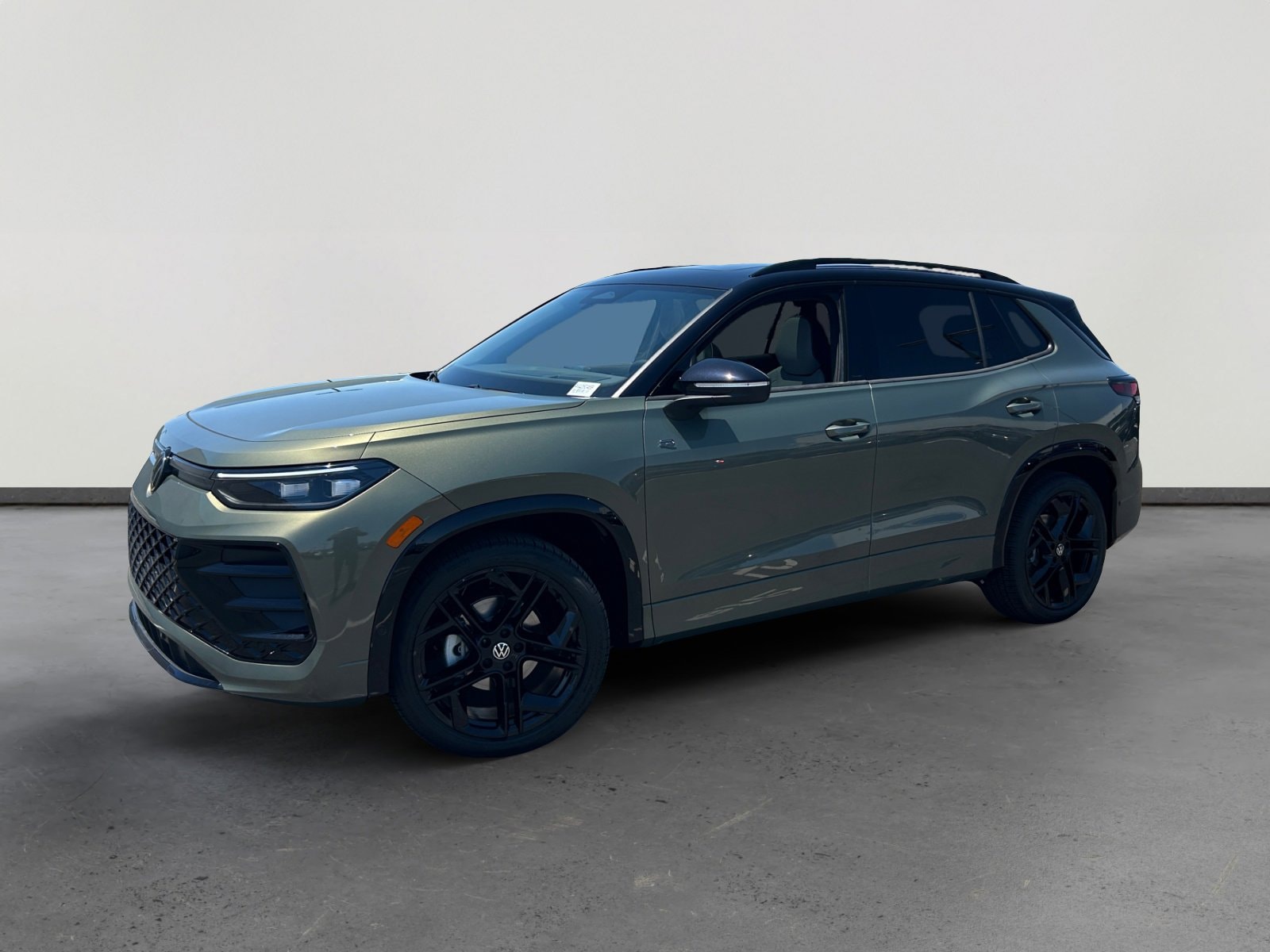 2026 Volkswagen Tiguan 2.0T SE R-Line Black's photo