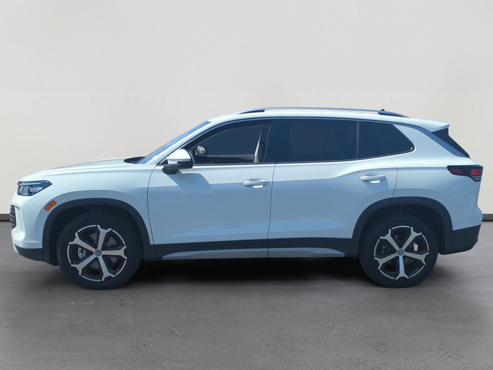 2025 Volkswagen Tiguan SE photo 2