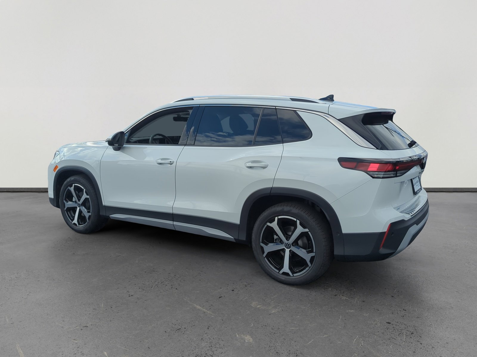 2026 Volkswagen Tiguan SE photo 3