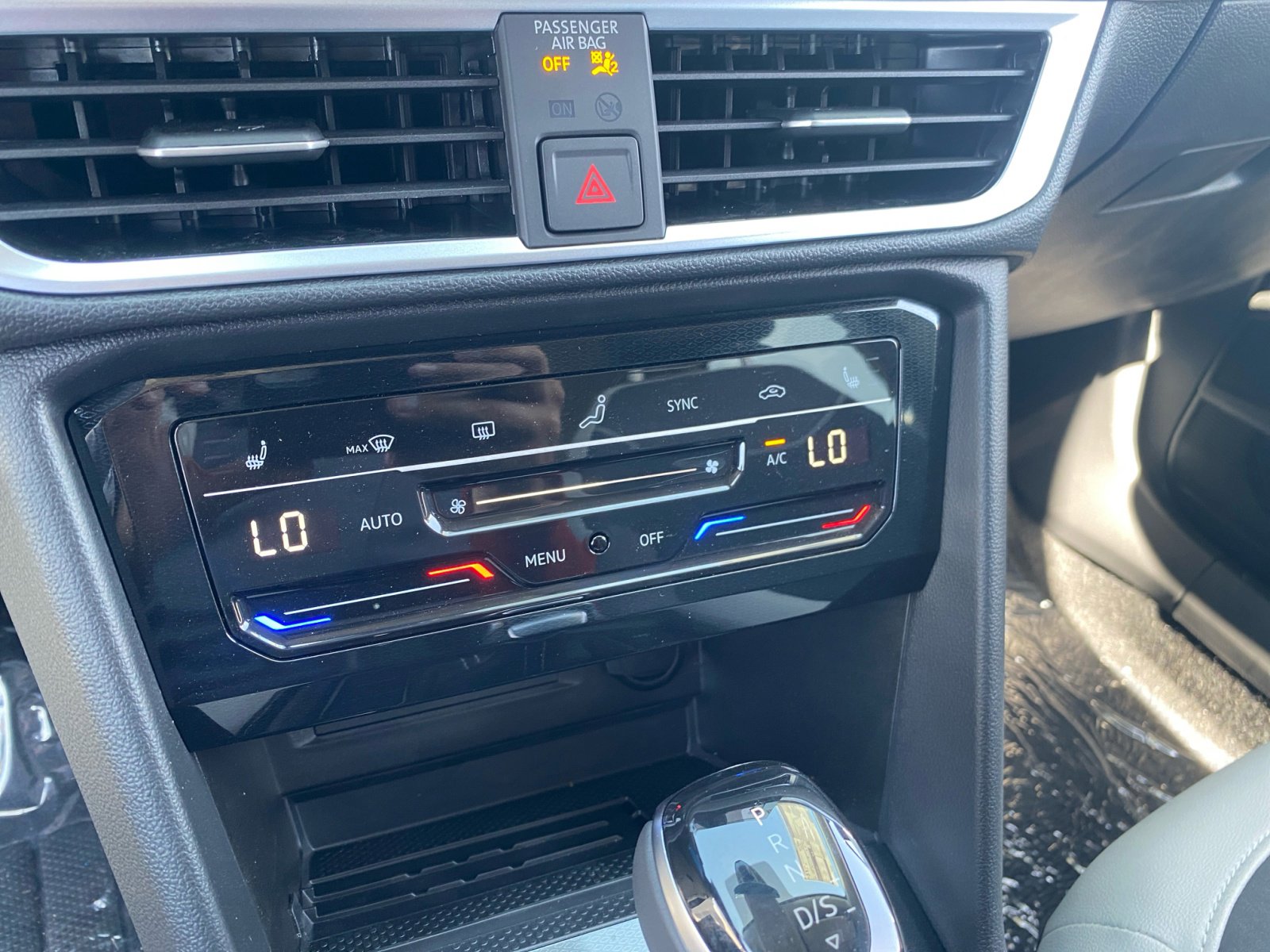 2025 Volkswagen Taos SE photo 2