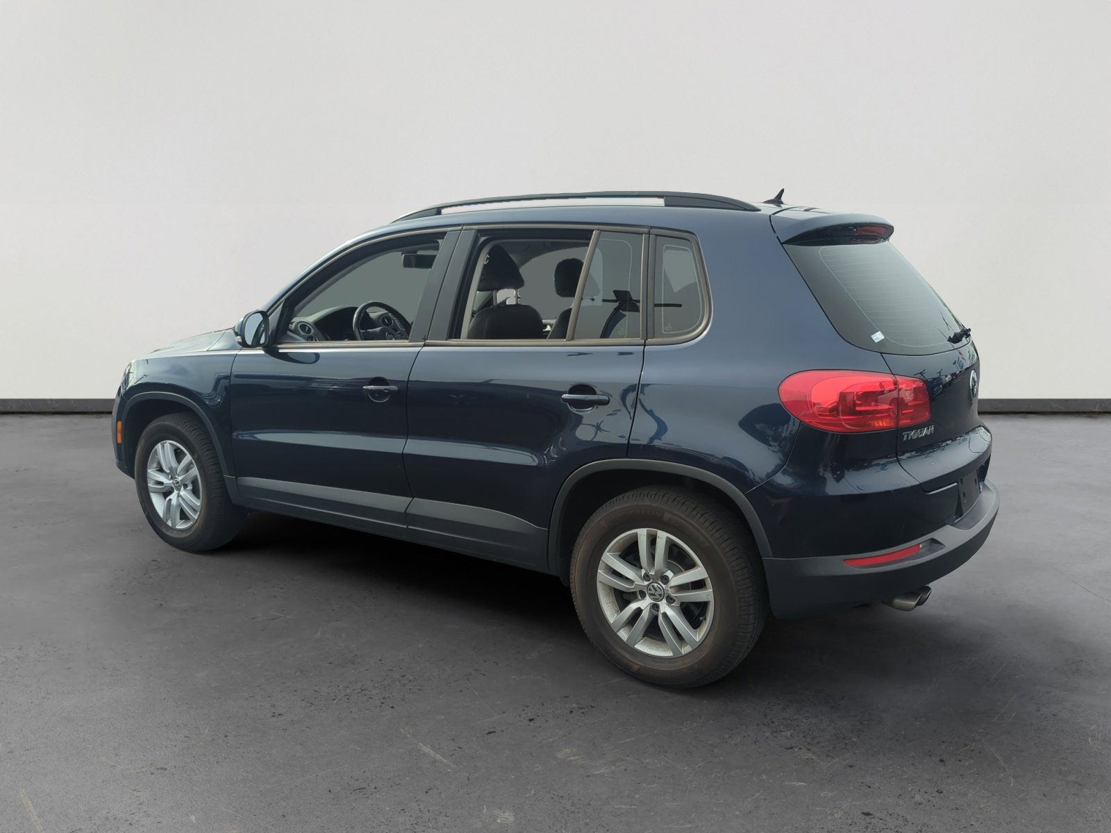 2016 Volkswagen Tiguan S photo 2