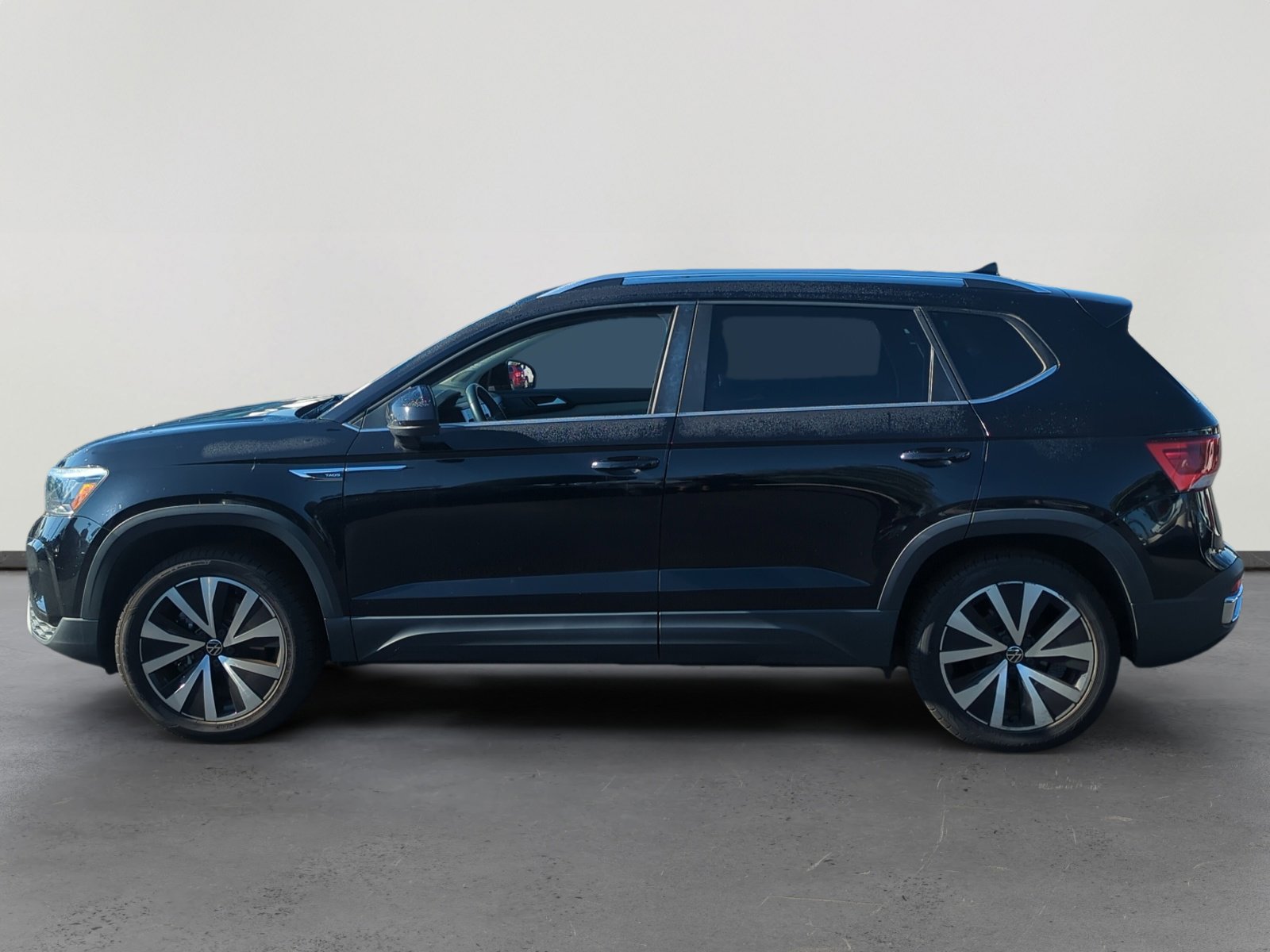 2022 Volkswagen Taos SE photo 2