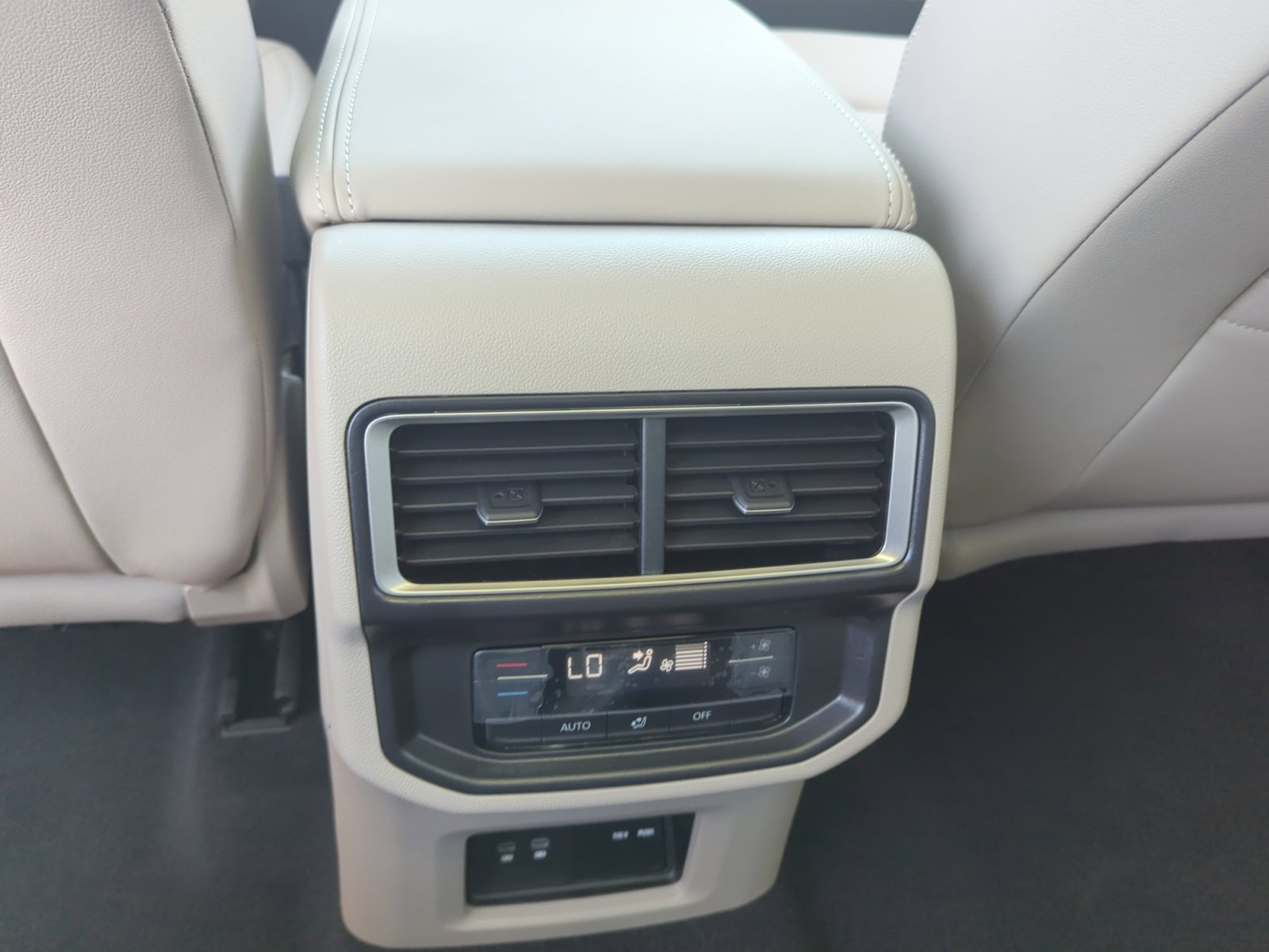 2026 Volkswagen Atlas SE w/Tech - Photo 31