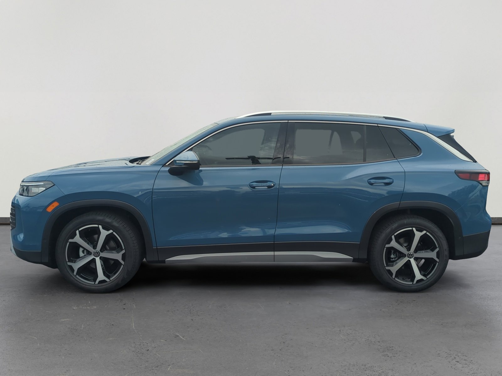 2025 Volkswagen Tiguan SE photo 2