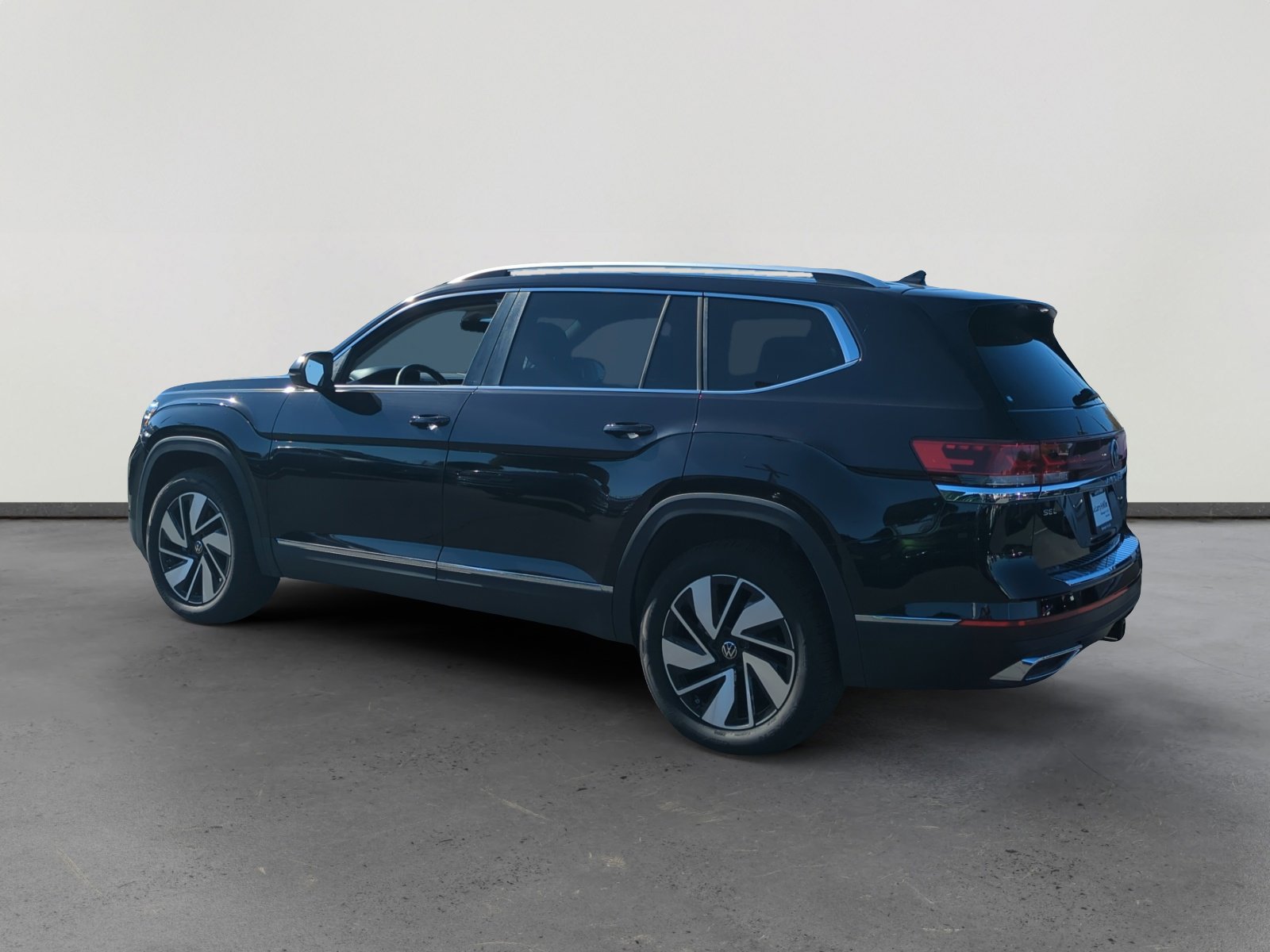 2025 Volkswagen Atlas SEL photo 2