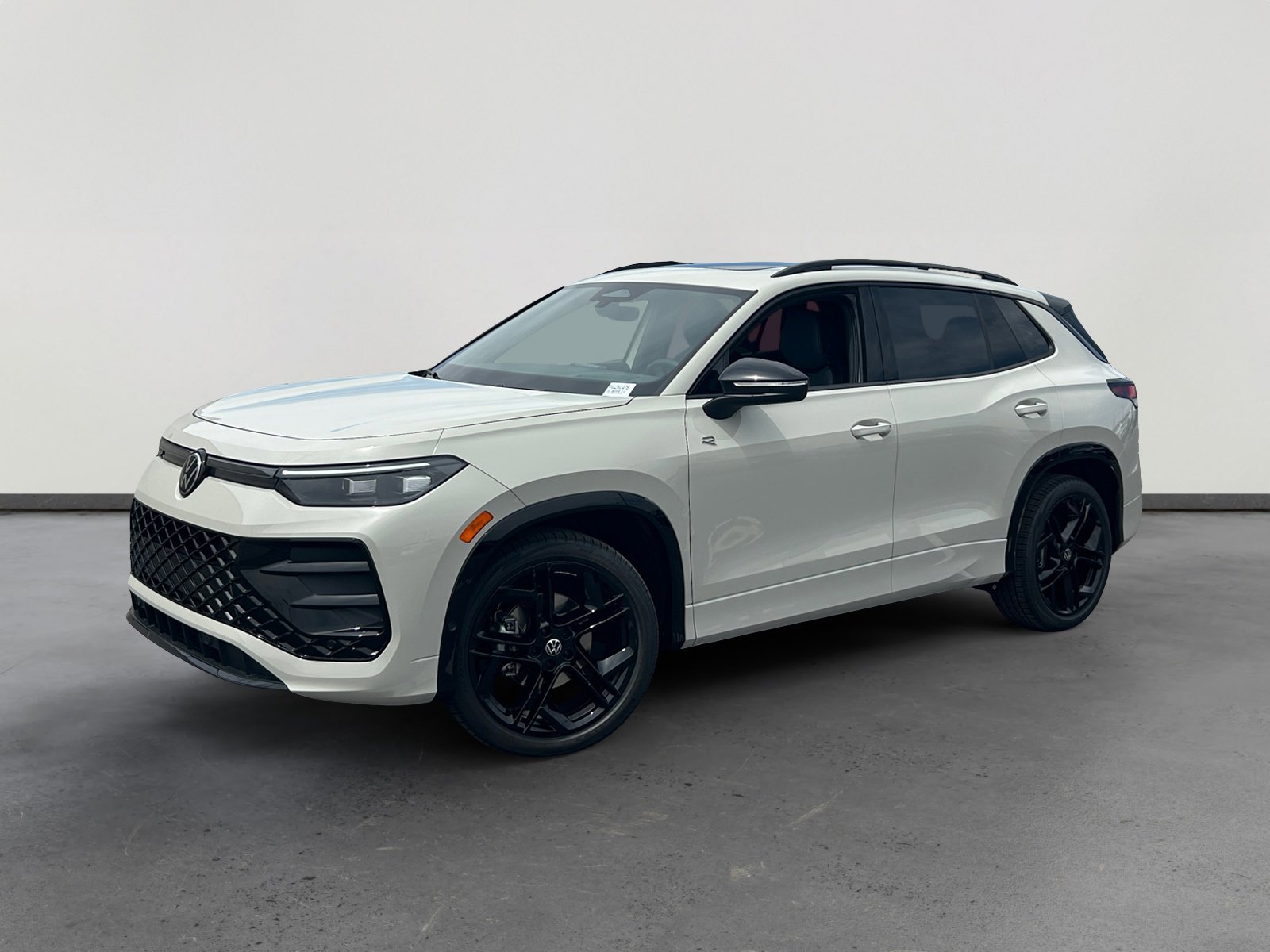 2026 Volkswagen Tiguan 2.0T SE R-Line Black's photo