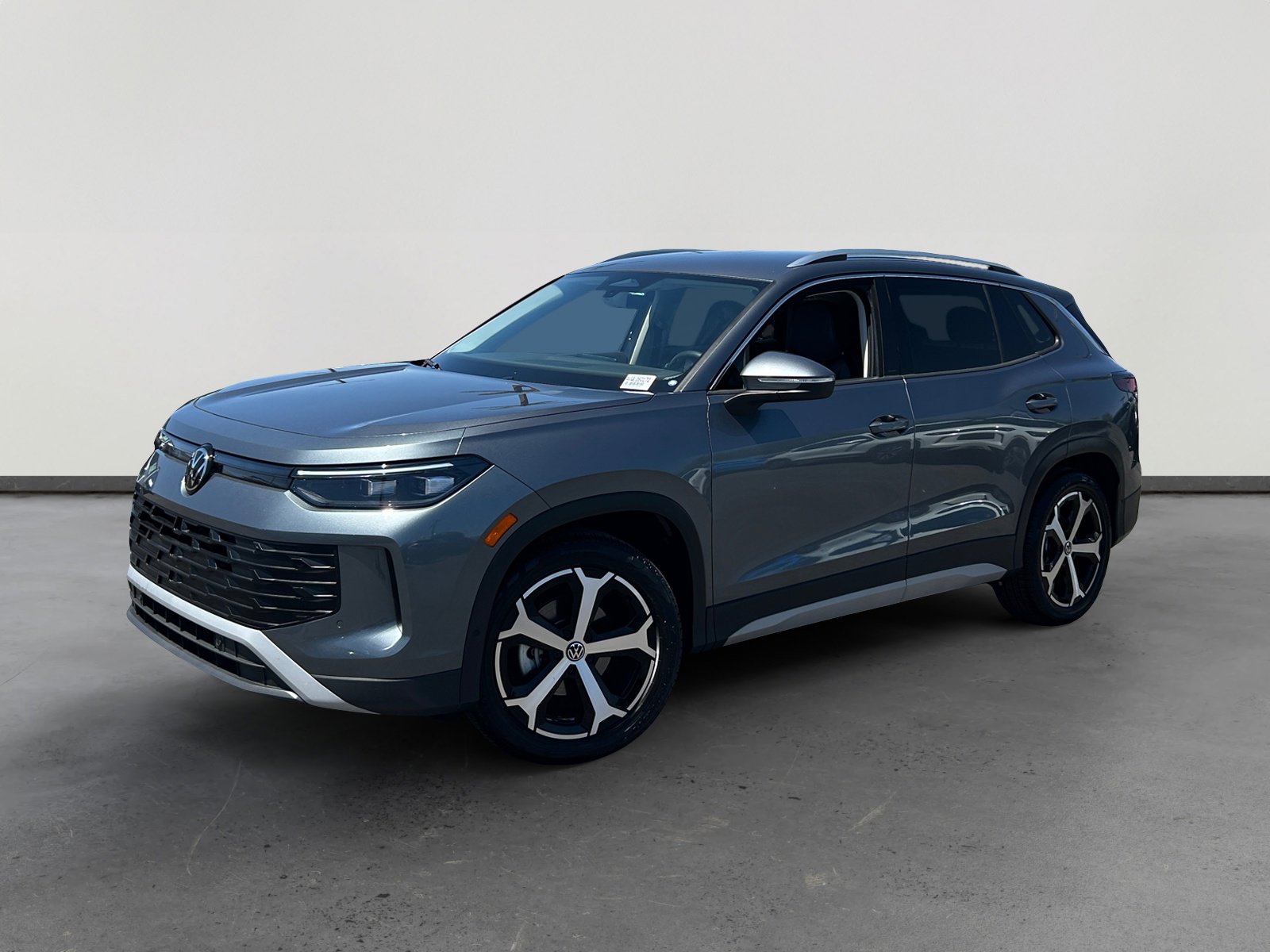 2026 Volkswagen Tiguan 2.0T SE's photo