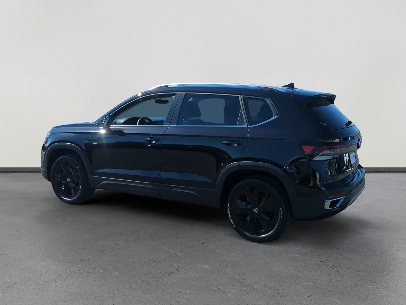 2025 Volkswagen Taos SE photo 3