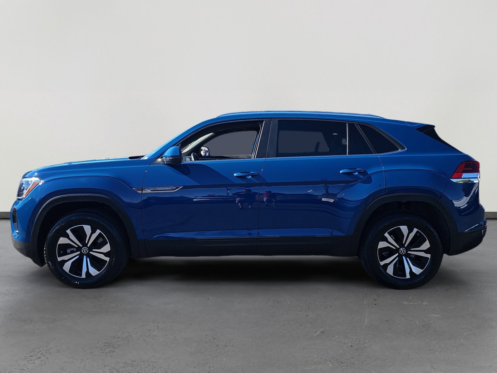 2025 Volkswagen Atlas Cross Sport SE photo 2