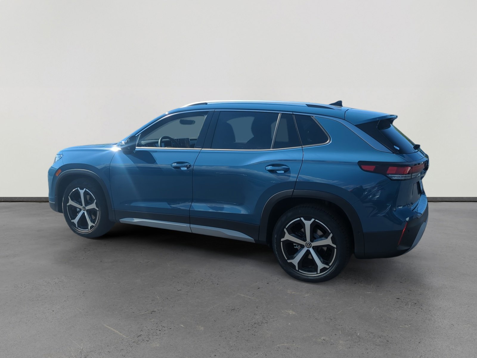 2025 Volkswagen Tiguan SE photo 3
