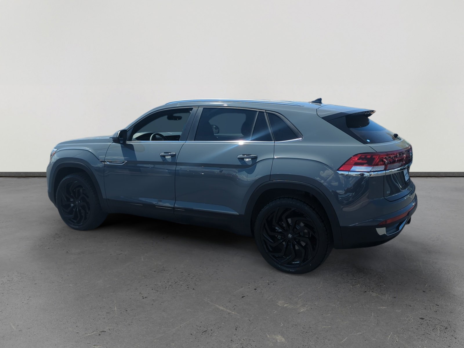 2025 Volkswagen Atlas Cross Sport SE Technology photo 3