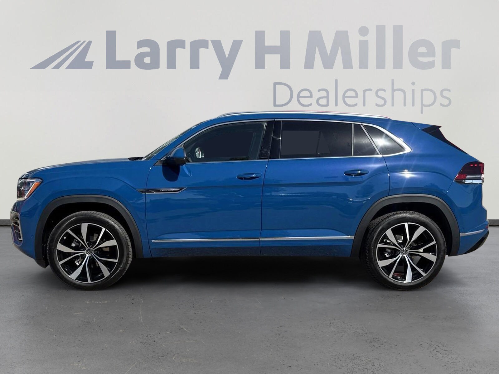 2025 Volkswagen Atlas Cross Sport SEL Premium R-Line photo 3
