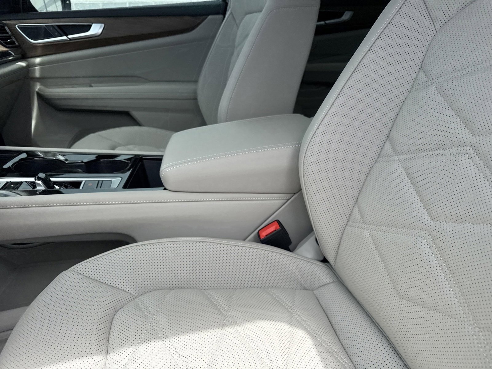 2025 Volkswagen Atlas SE w/Tech - Photo 16