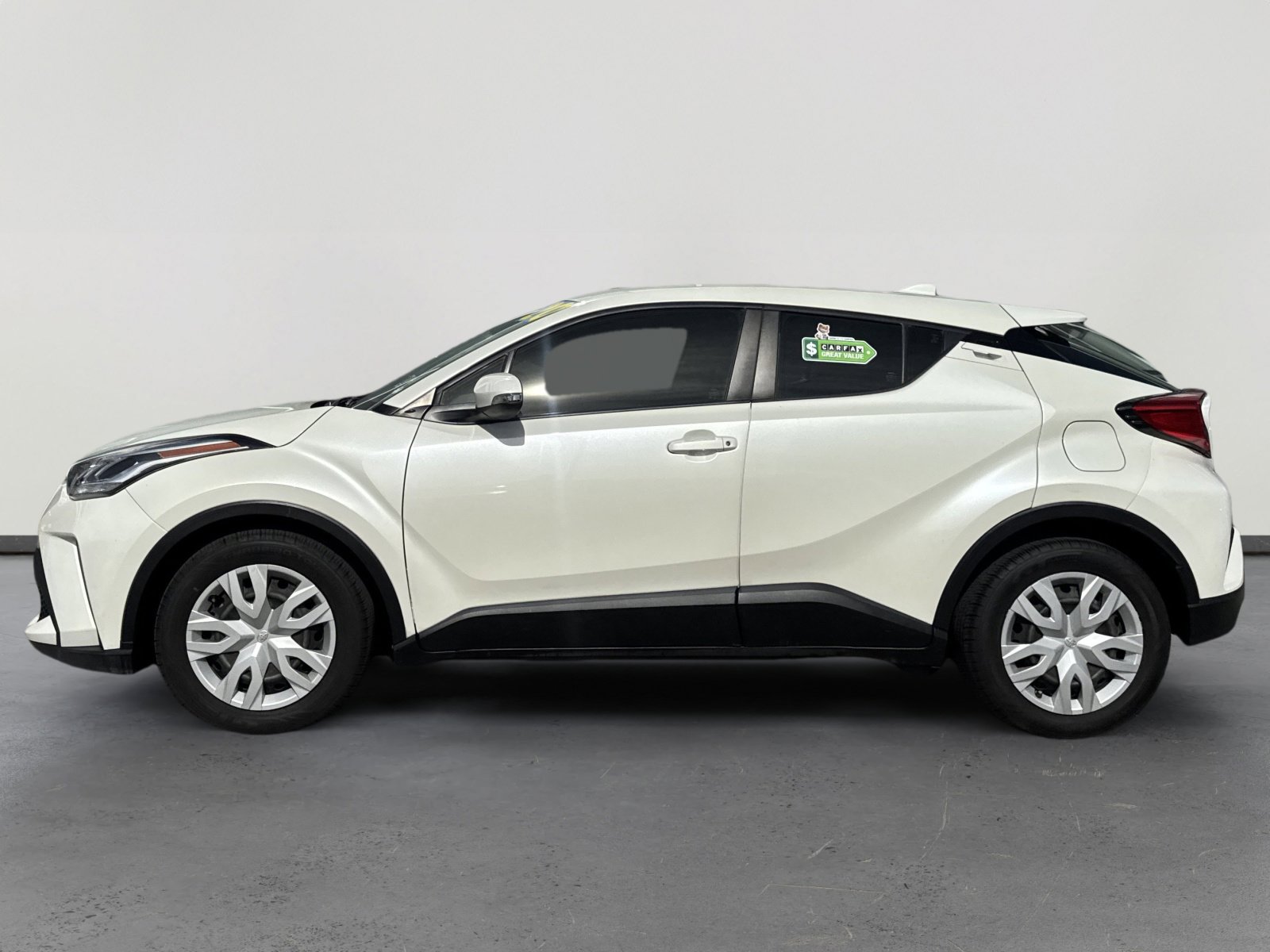 2020 Toyota C-HR LE photo 3