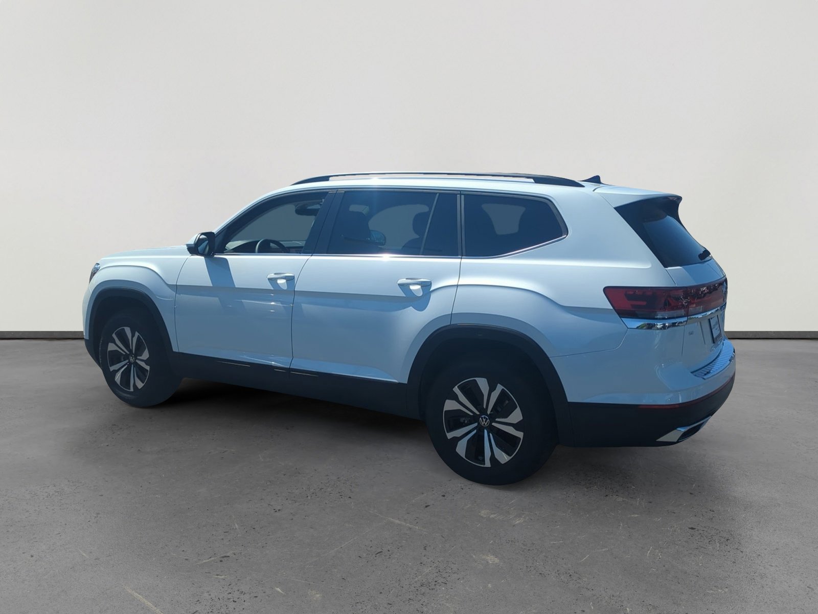 2026 Volkswagen Atlas SE photo 2