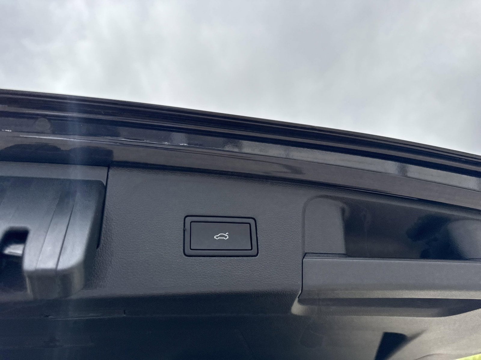 2025 Volkswagen Atlas SE w/Tech - Photo 9