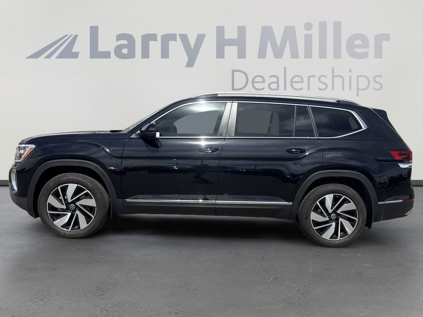 2024 Volkswagen Atlas SEL photo 3