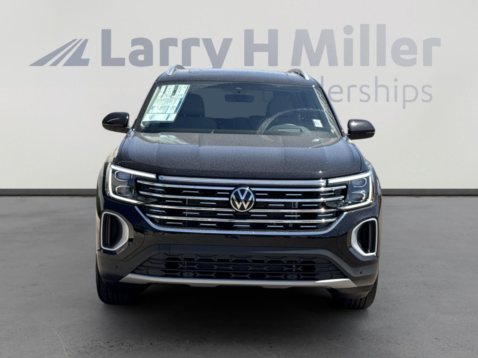 2025 Volkswagen Atlas SEL photo 2