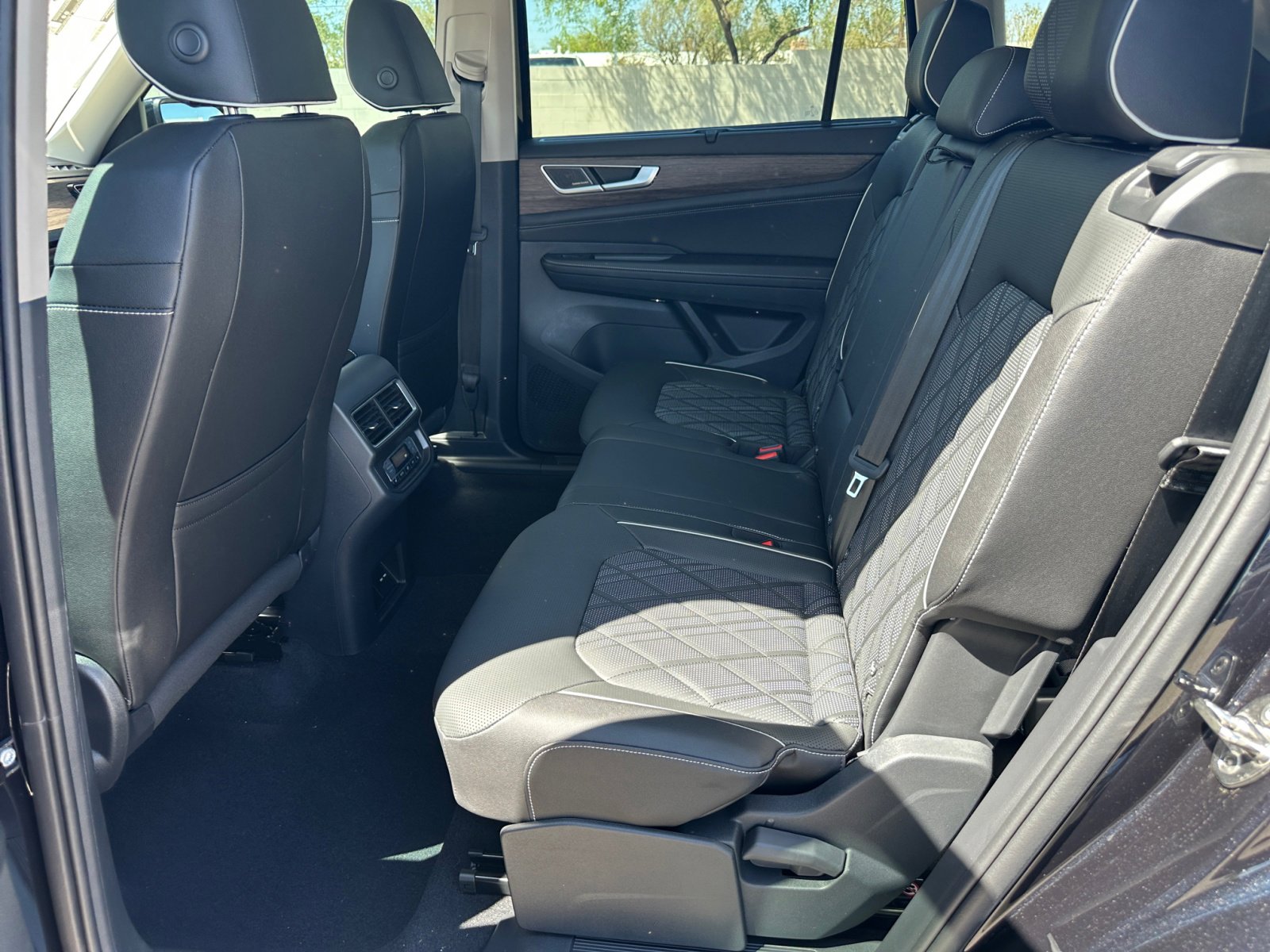 2025 Volkswagen Atlas SEL Premium R-Line - Photo 18