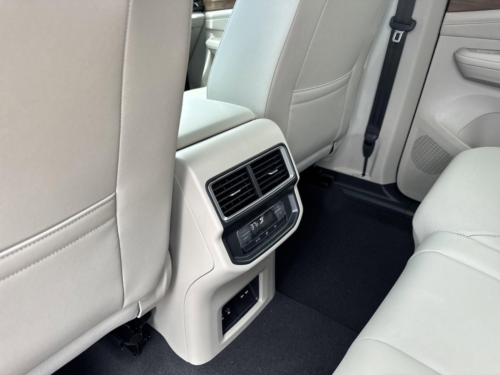 2025 Volkswagen Atlas SE w/Tech - Photo 23