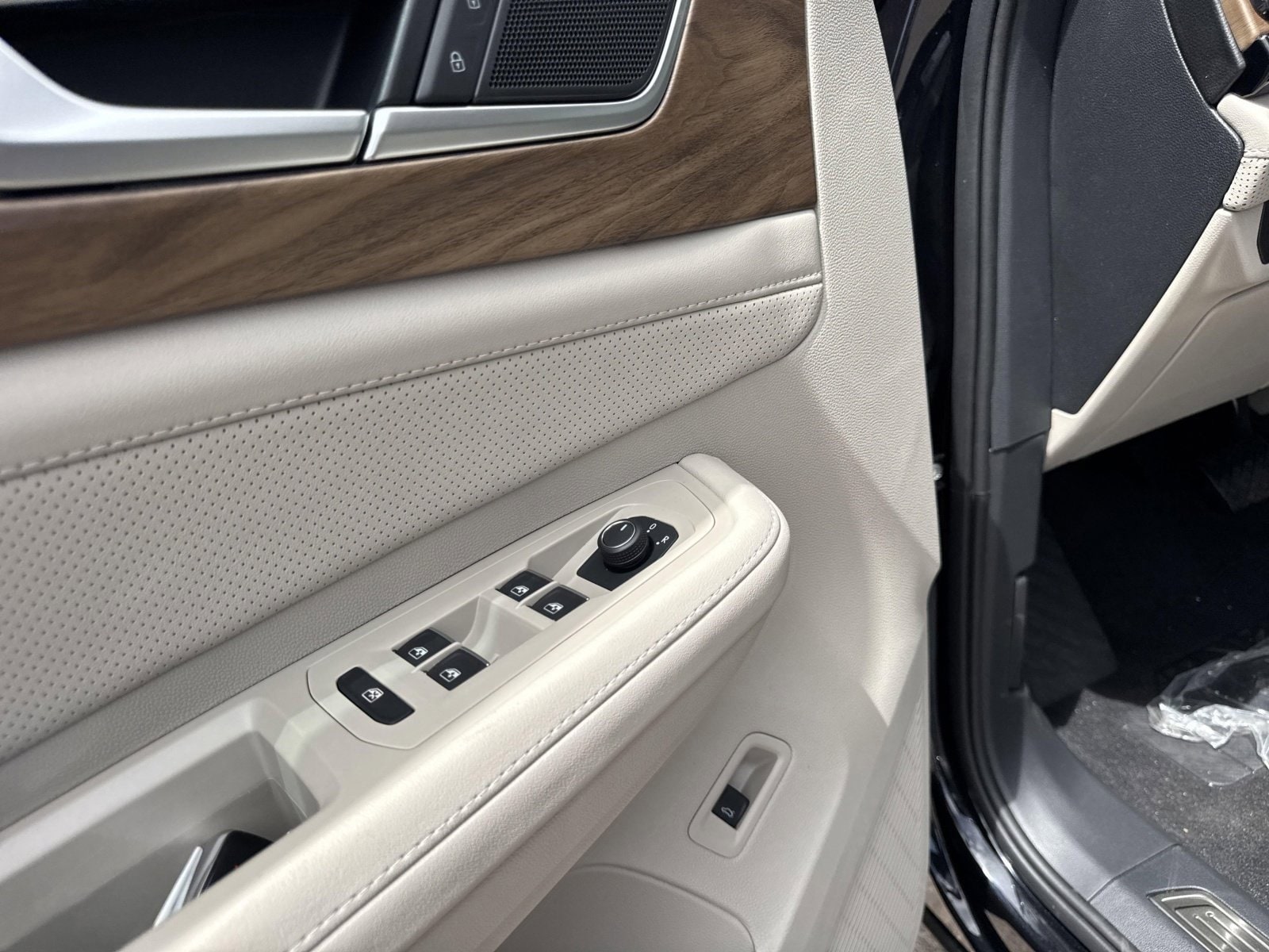 2025 Volkswagen Atlas SE w/Tech - Photo 14