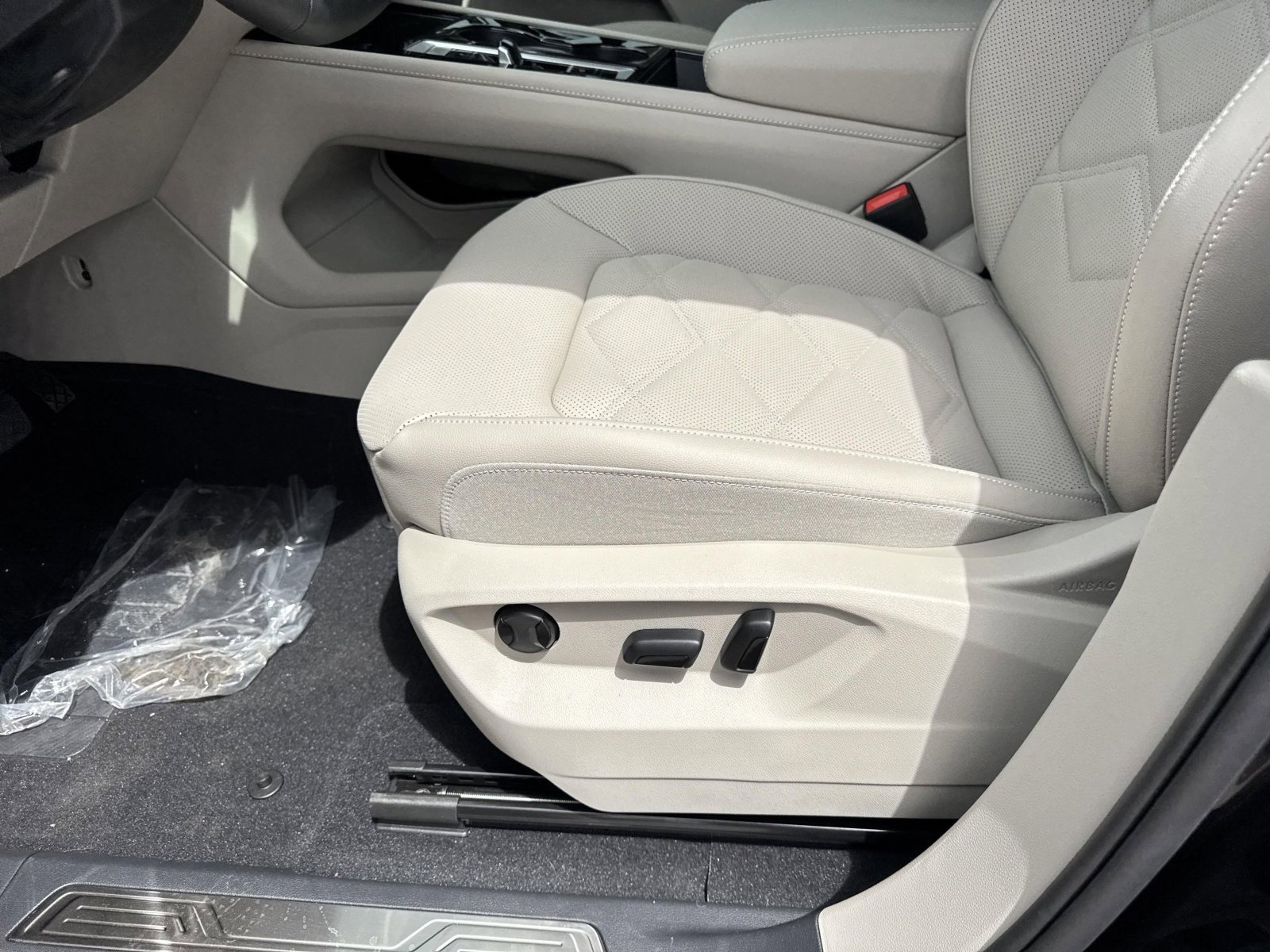 2025 Volkswagen Atlas SE w/Tech - Photo 15