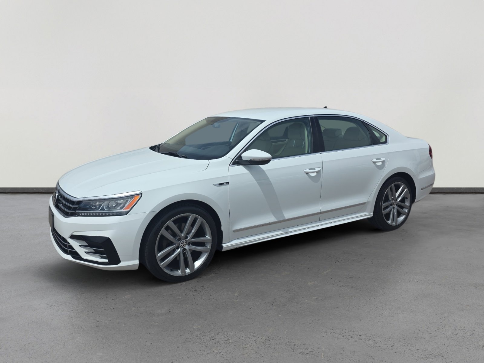 2017 Volkswagen Passat 1.8T R-Line w/ Comfort Pkg. Auto's photo