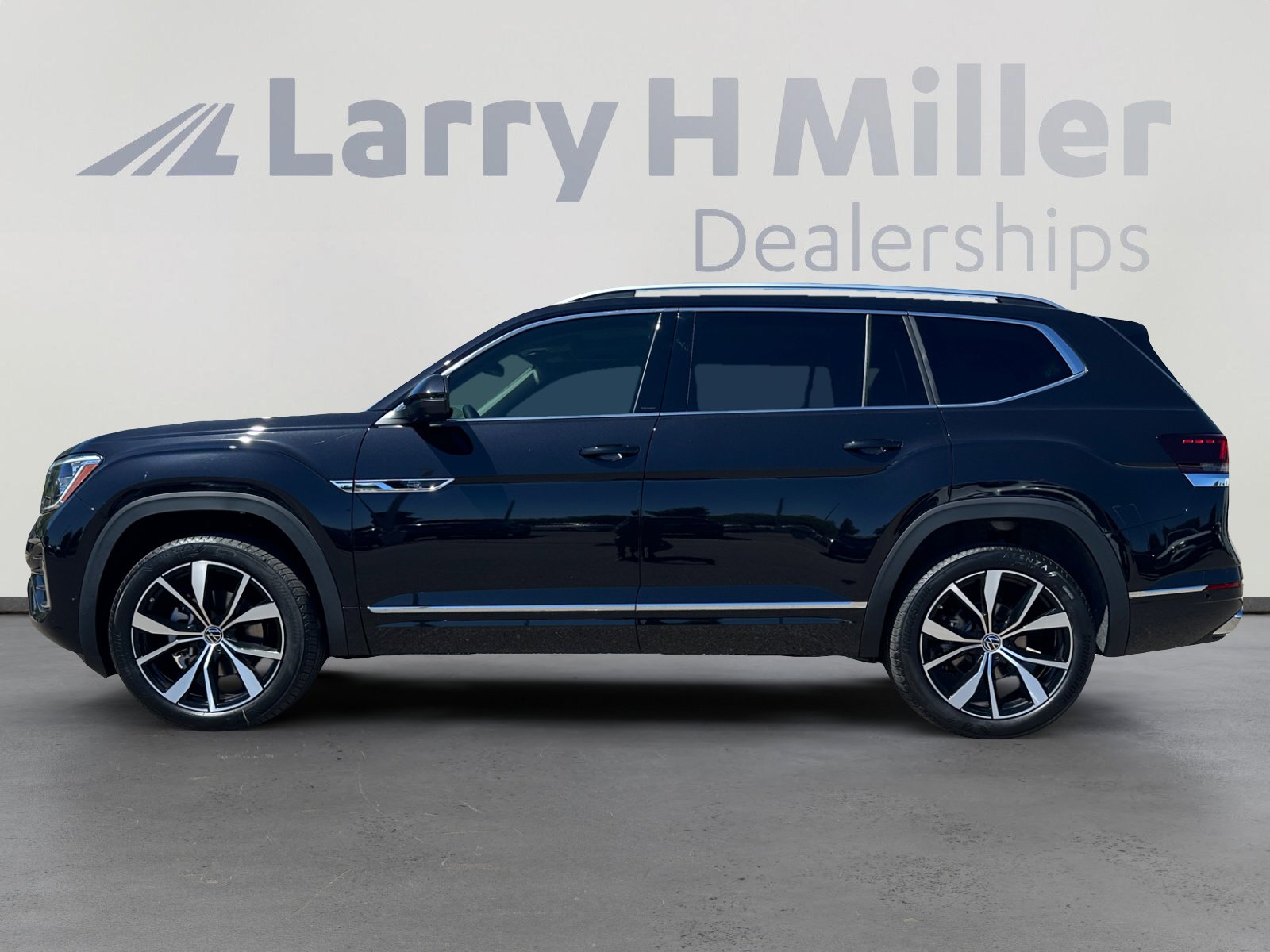 2025 Volkswagen Atlas SEL Premium R-Line photo 2