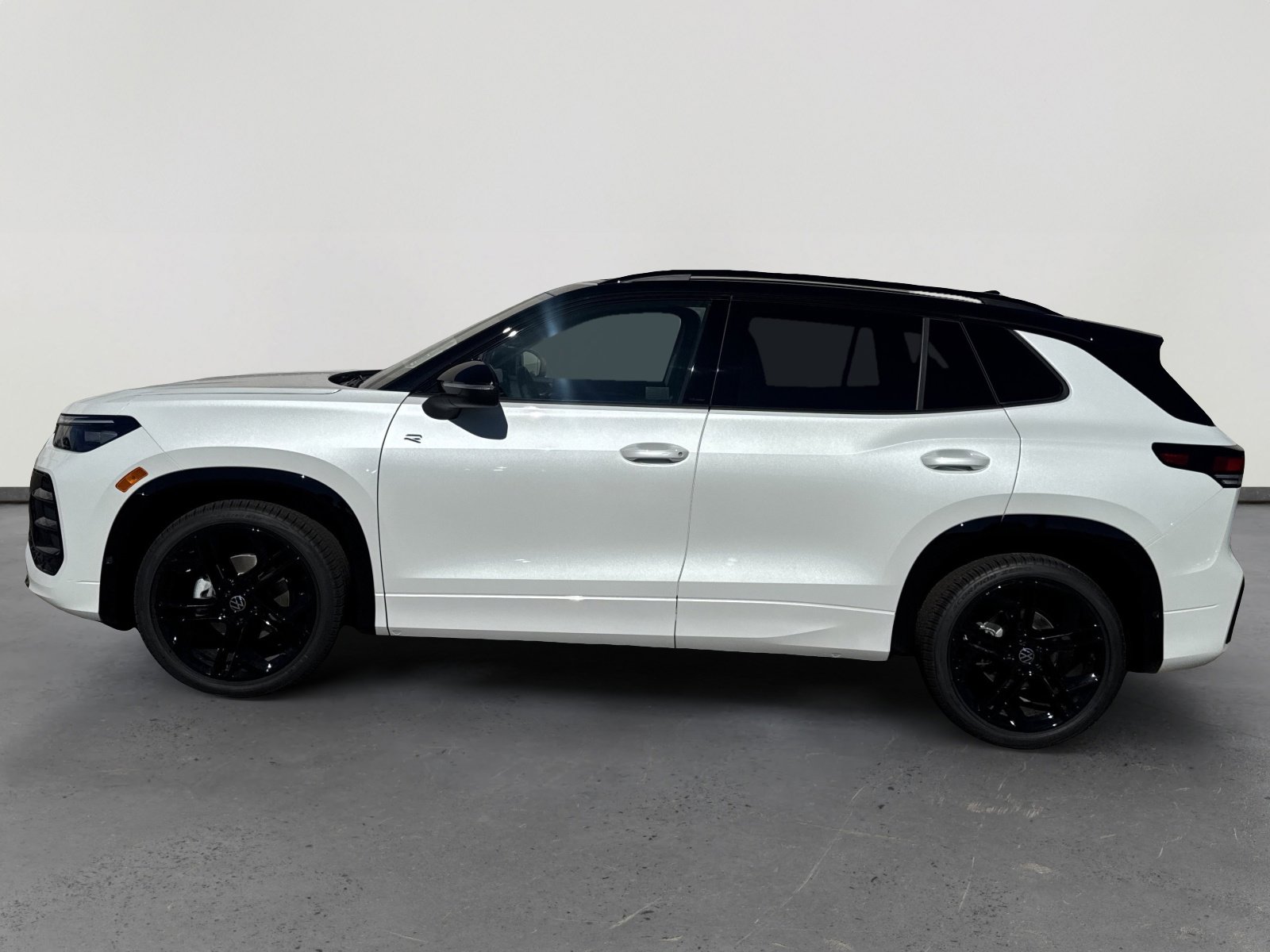 2026 Volkswagen Tiguan SE R-Line Black photo 3