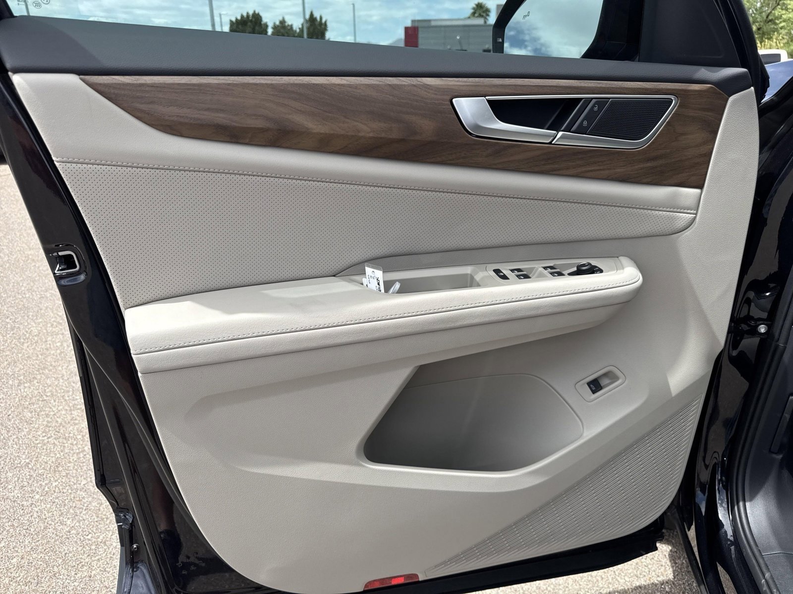 2025 Volkswagen Atlas SE w/Tech - Photo 13