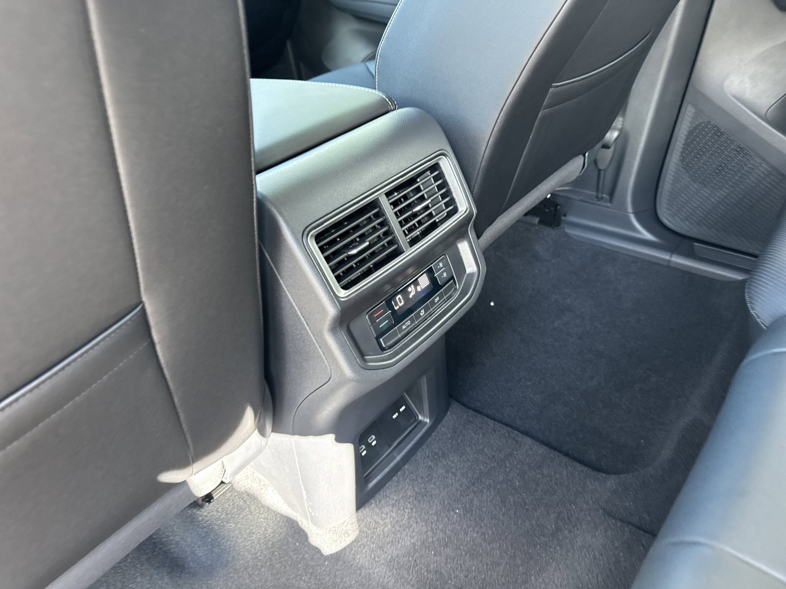2026 Volkswagen Atlas SE w/Tech - Photo 23