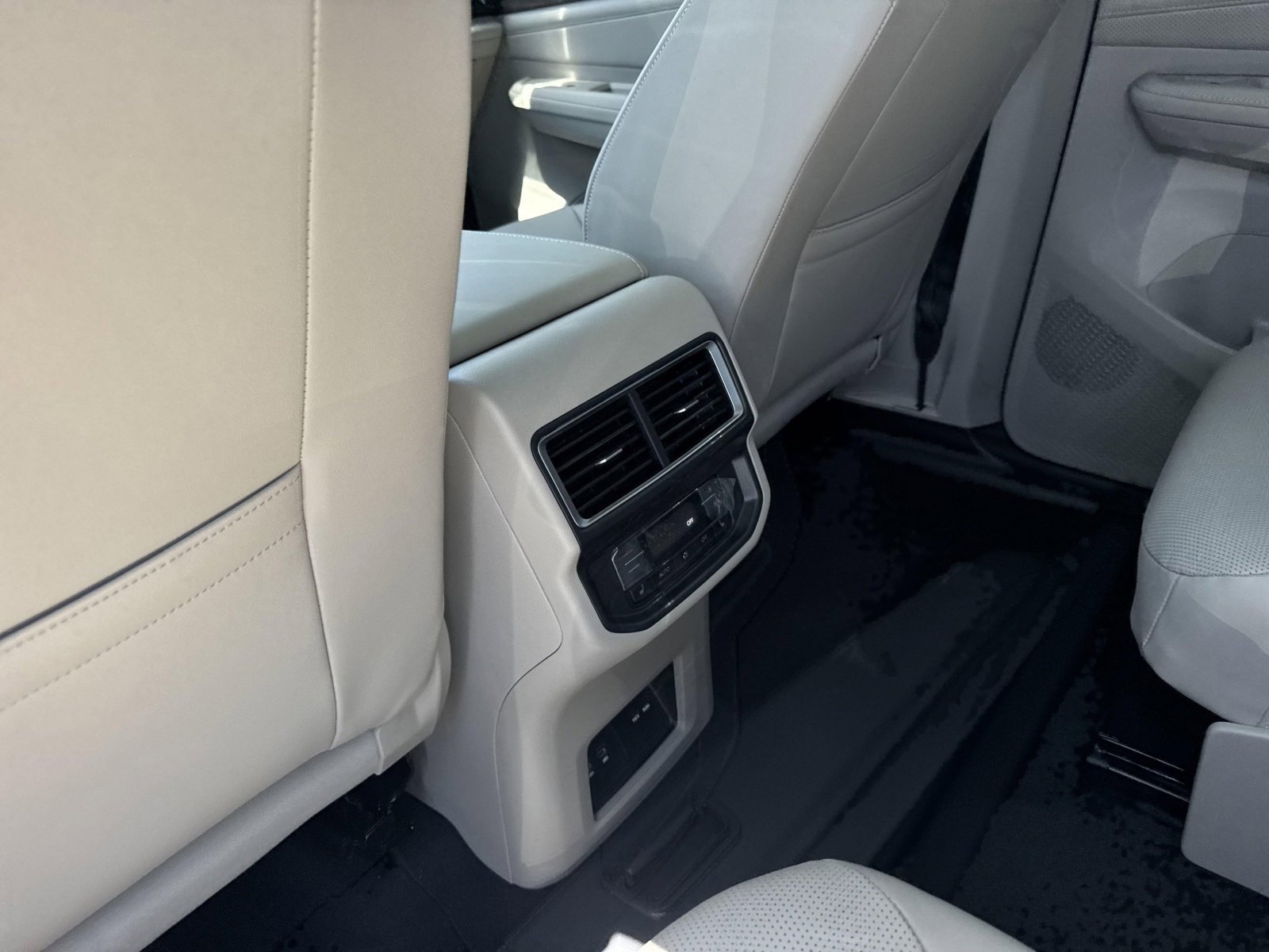 2025 Volkswagen Atlas SEL - Photo 22