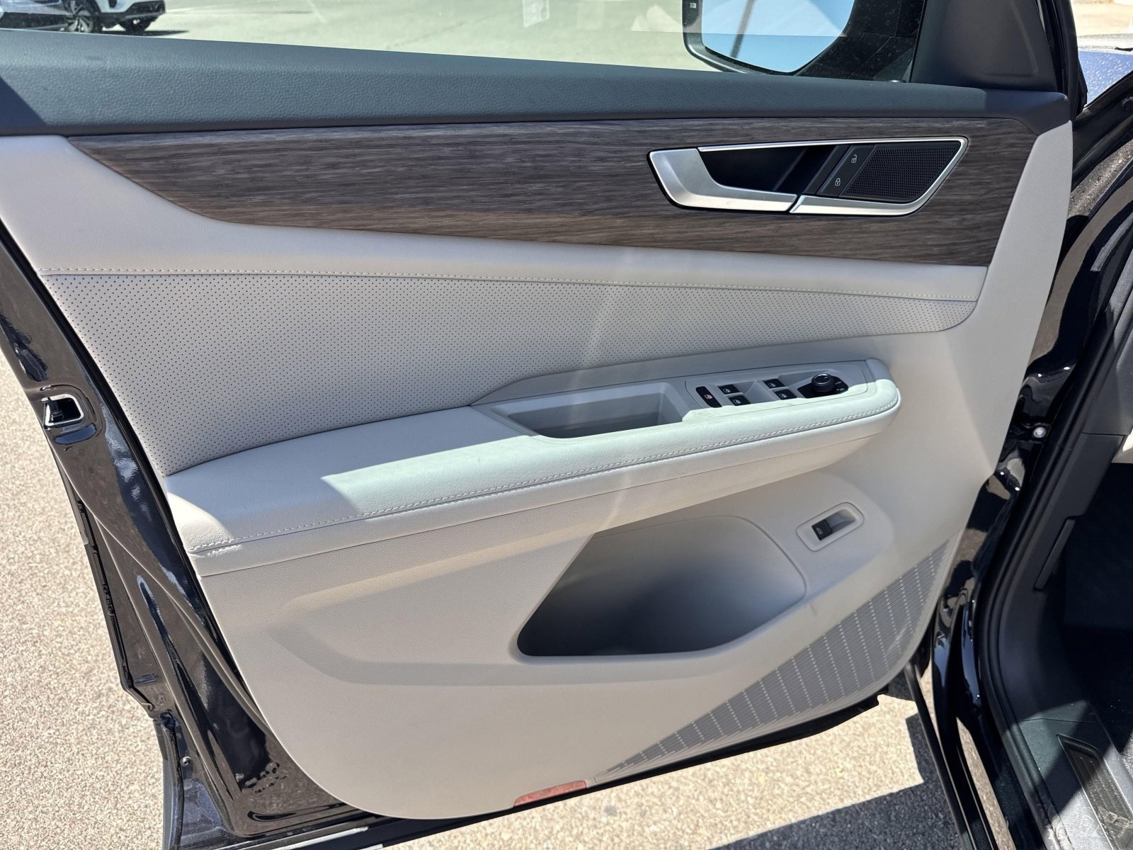 2025 Volkswagen Atlas SEL - Photo 12