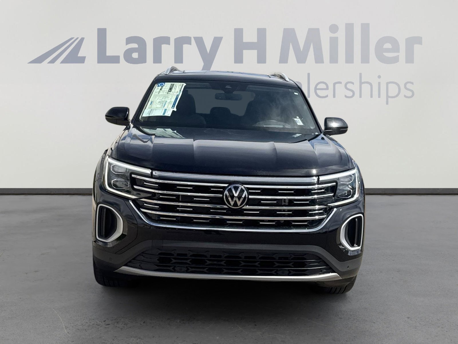 2024 Volkswagen Atlas SEL photo 2