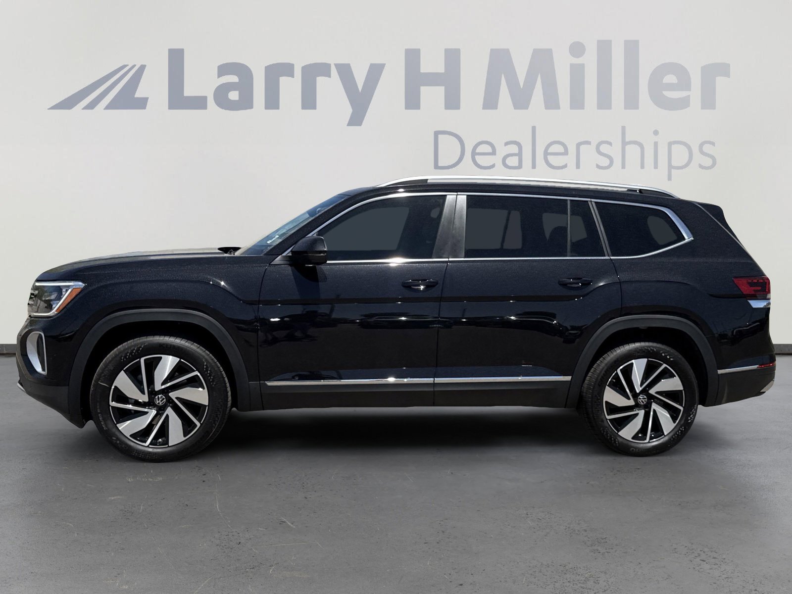 2025 Volkswagen Atlas SEL photo 3