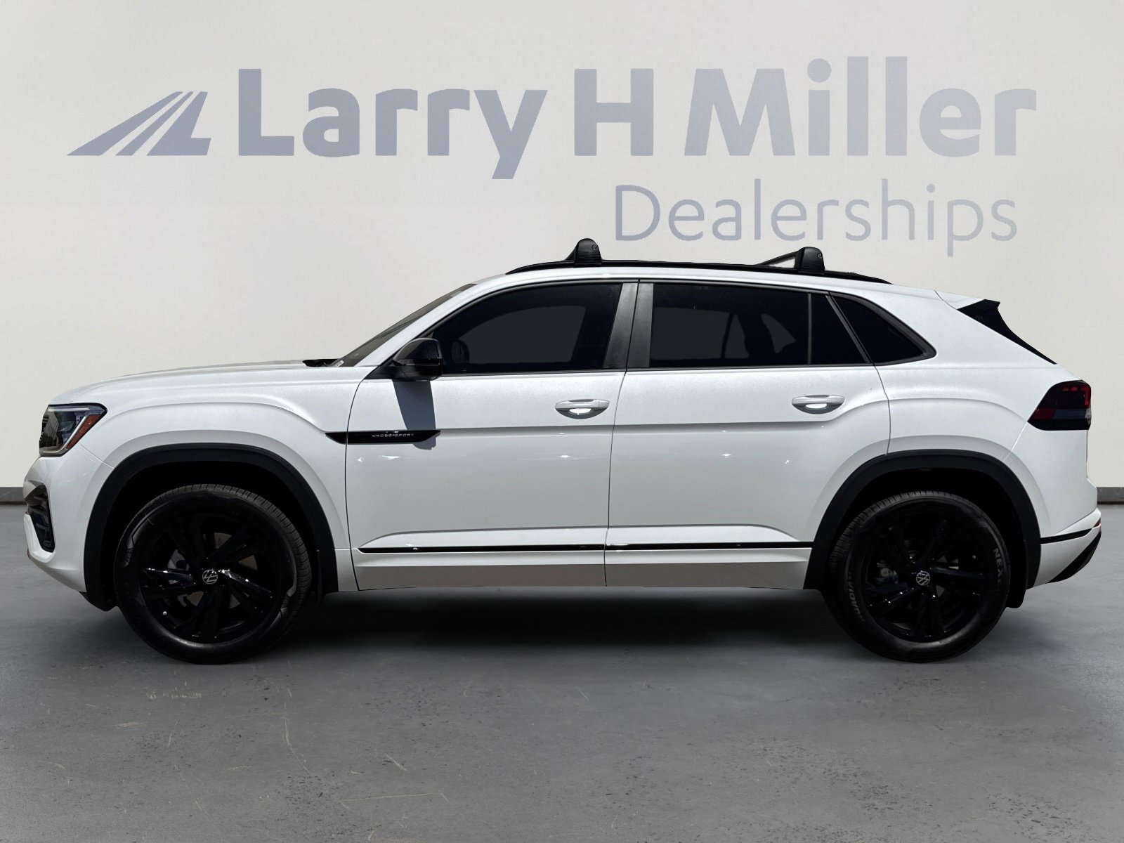 2025 Volkswagen Atlas Cross Sport SEL R-Line photo 3
