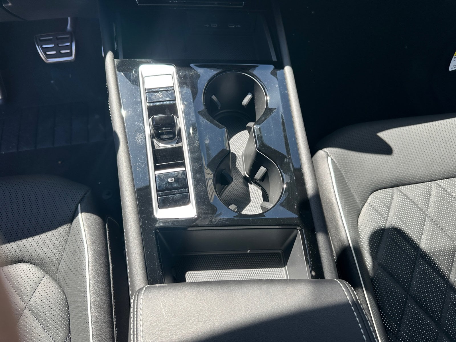 2025 Volkswagen Atlas SEL Premium R-Line - Photo 16