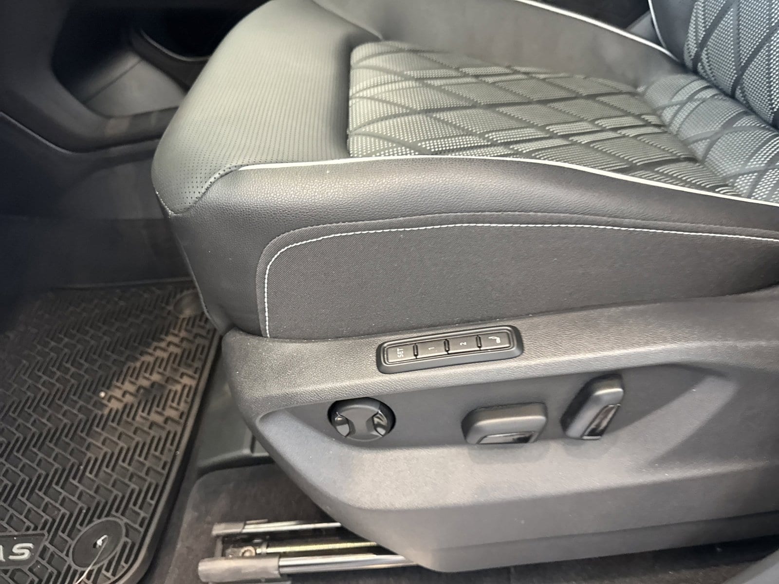 2026 Volkswagen Atlas SEL Premium R-Line - Photo 17
