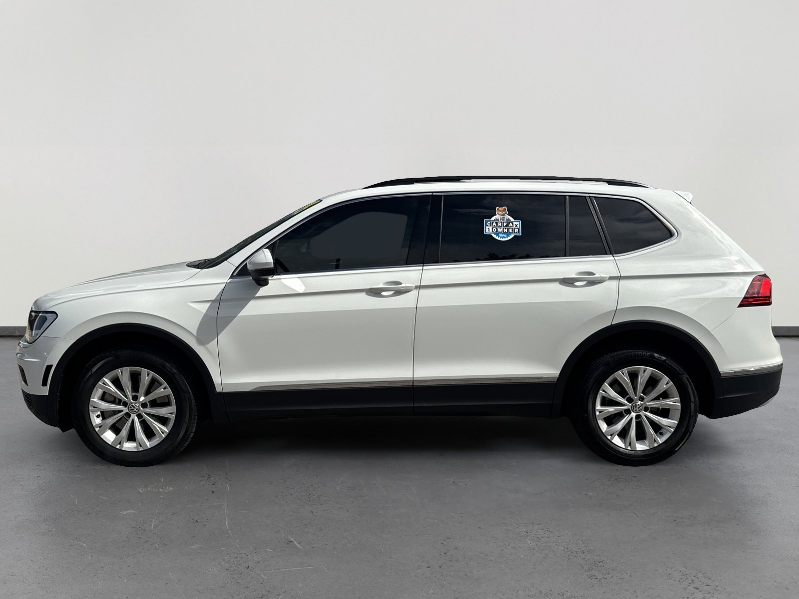 2018 Volkswagen Tiguan SE photo 2