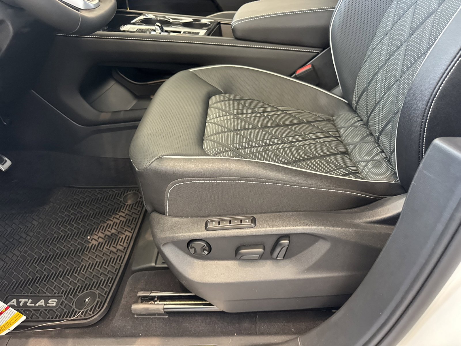 2026 Volkswagen Atlas SEL Premium R-Line - Photo 16