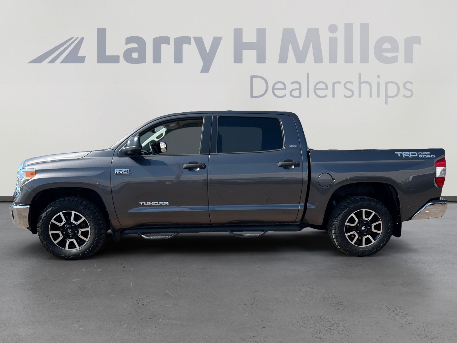 2017 Toyota Tundra SR5 photo 3