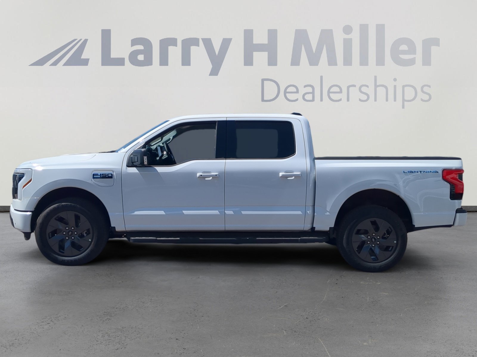 2025 Ford F-150 Lightning photo 3