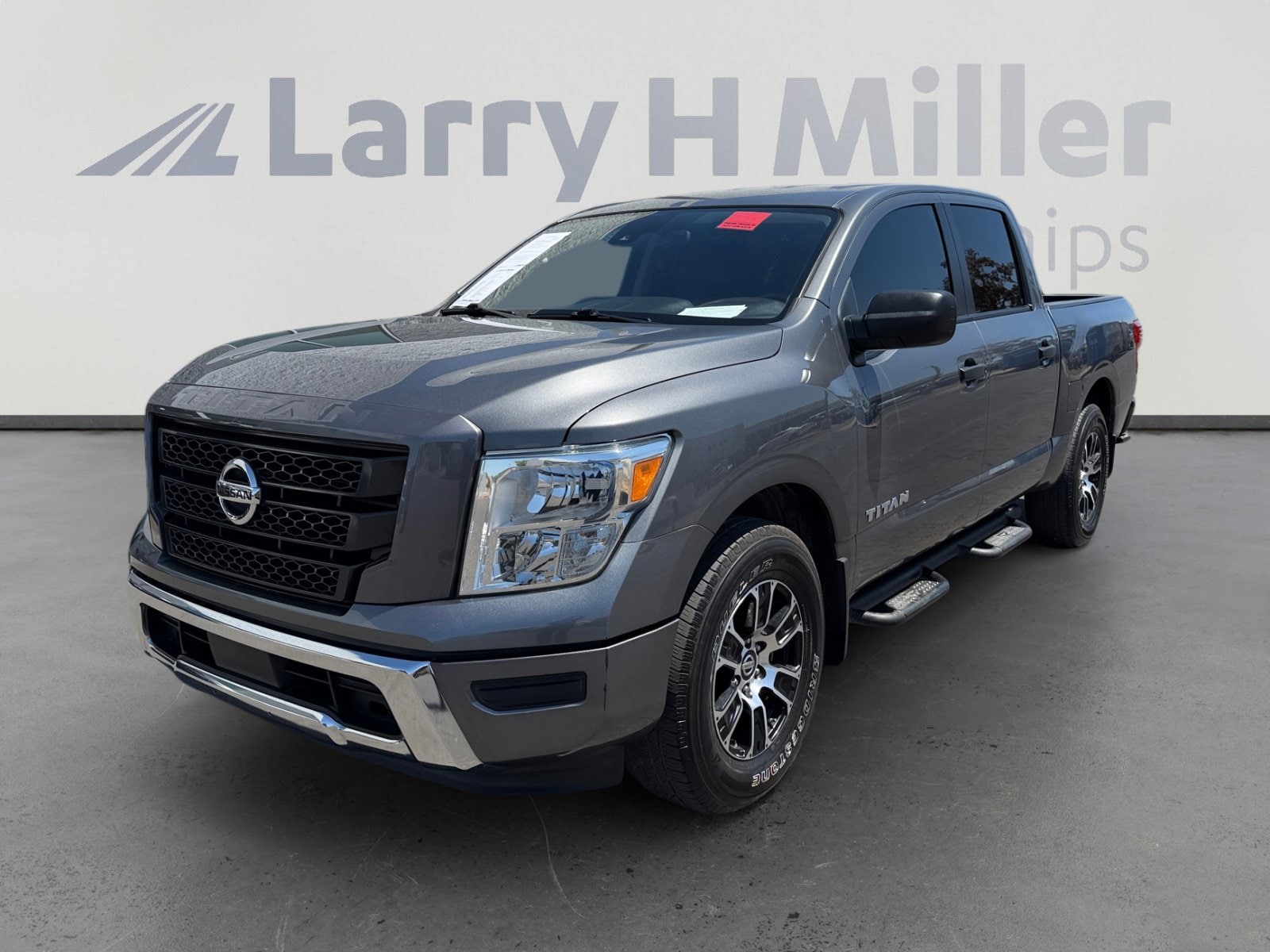 2022 Nissan Titan SV 4X2 Crew Cab's photo
